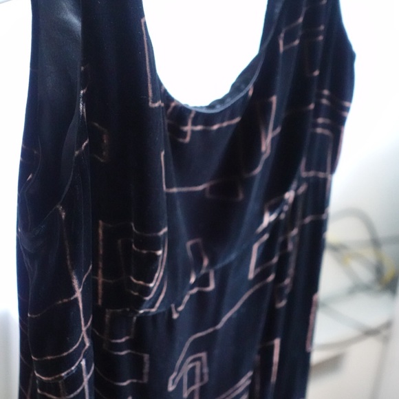 SOLD - Jones New York Evenings black velvet maxi dress with geometric pattern - Picture 3 of 7